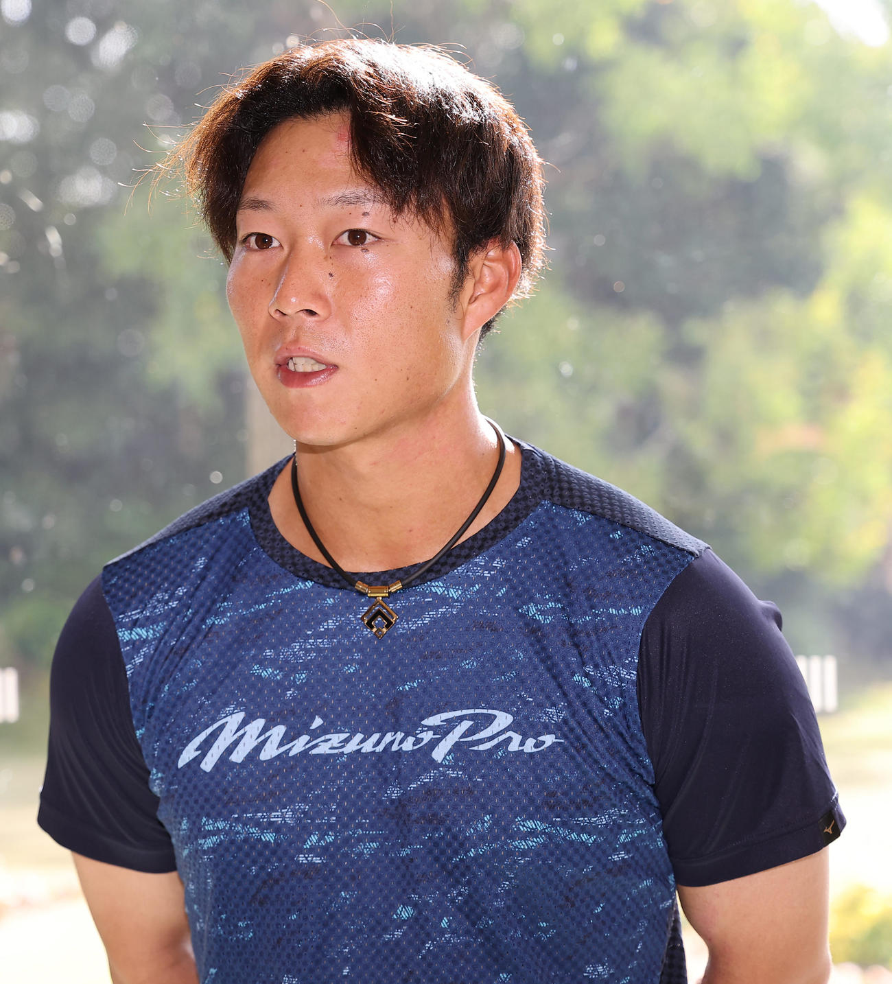 契約更改を終えた藤田は記者の取材を受ける（撮影・上田博志）