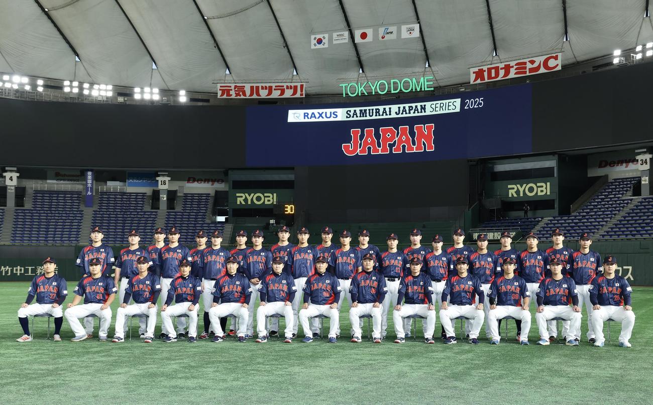 集合写真に納まる侍ジャパン（撮影・河田真司）