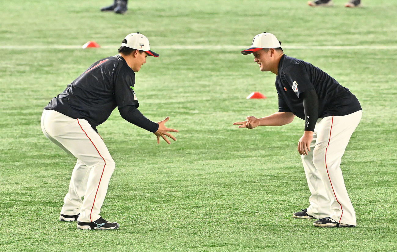 じゃんけんする森下（左）と牧（撮影・滝沢徹郎）