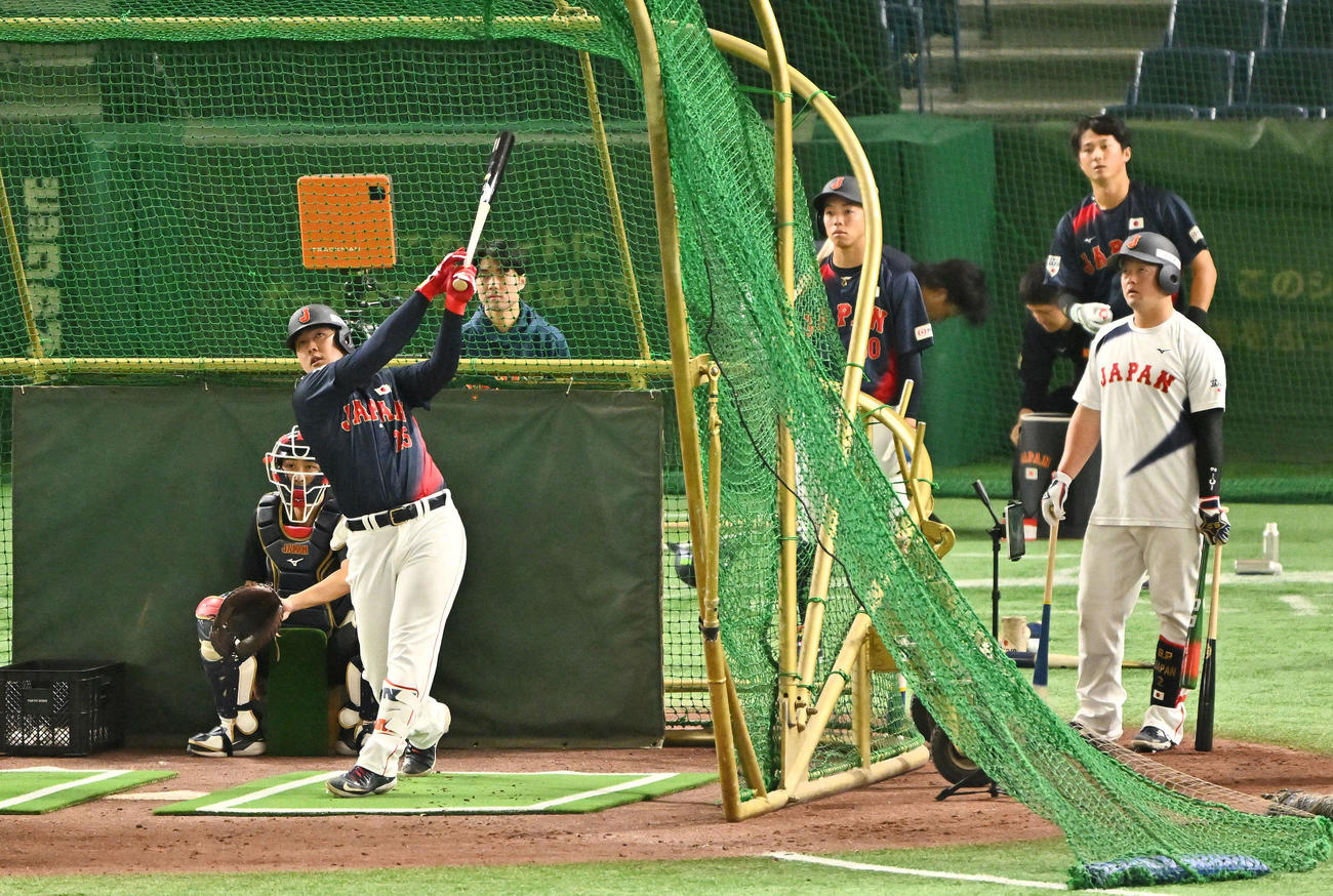 フリー打撃する岡本。右は見守る牧（撮影・滝沢徹郎）