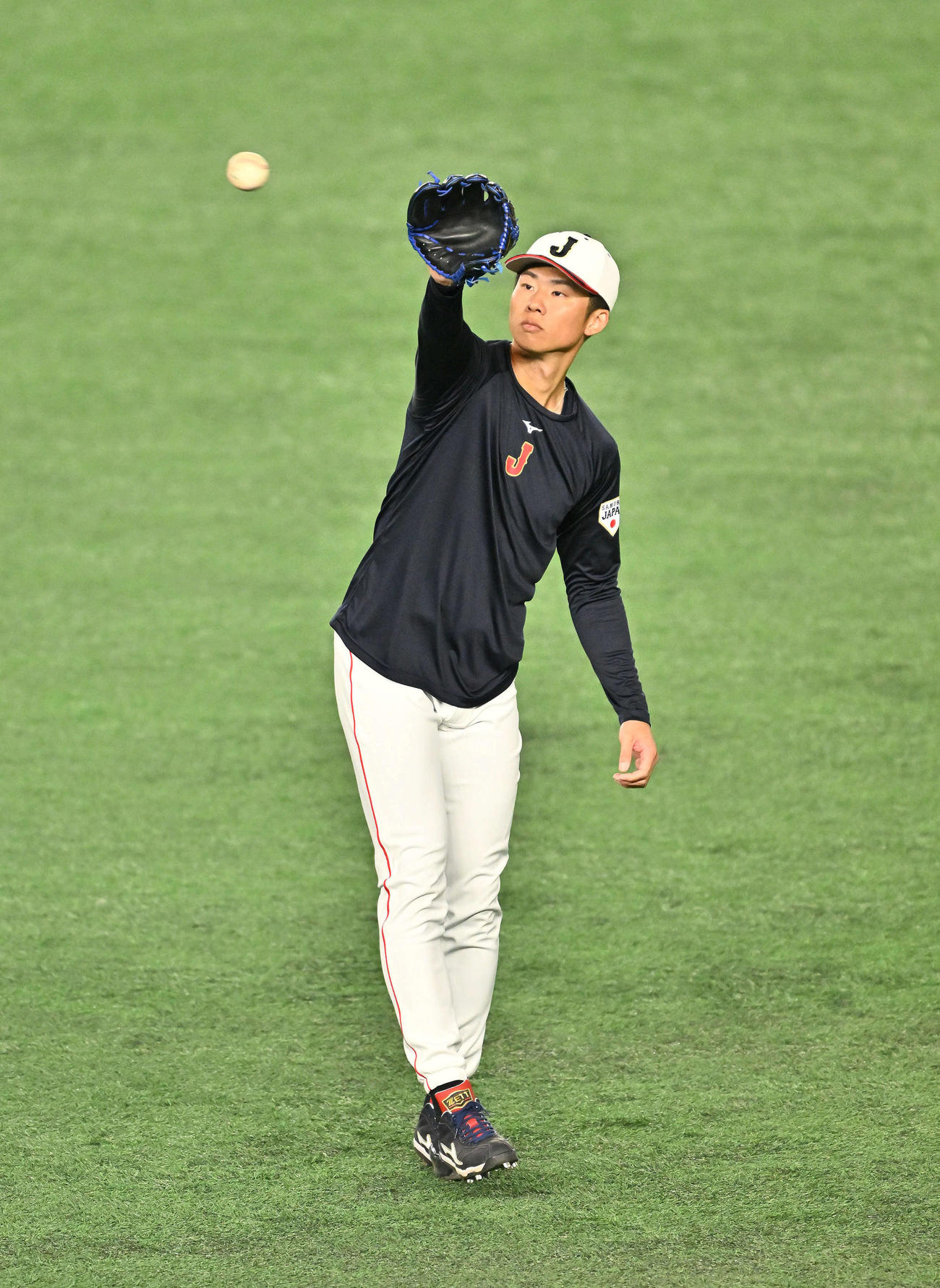 調整する曽谷（撮影・滝沢徹郎）