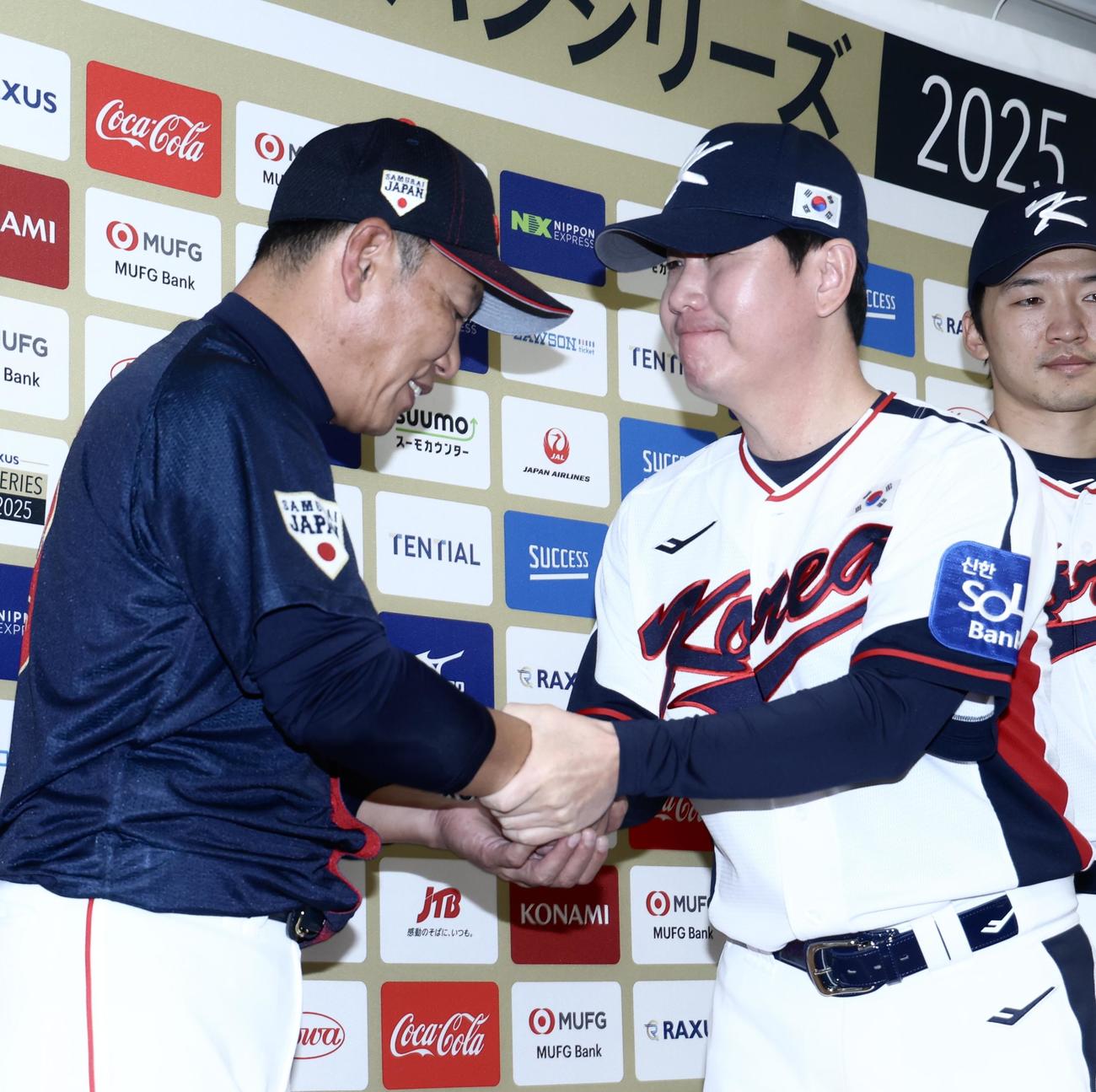 前日会見を終え、握手を交わす井端監督（左）と韓国代表柳志炫監督（撮影・河田真司）