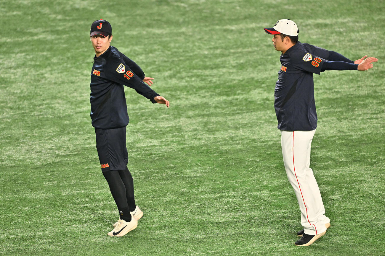 調整する種市（左）と松山（撮影・滝沢徹郎）