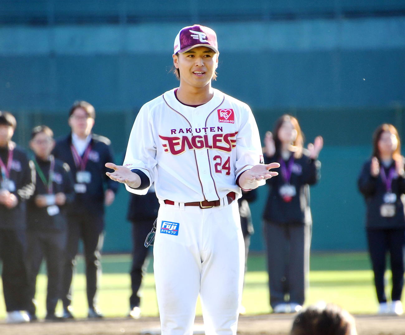 秋季練習最終日に手締めをする楽天黒川（撮影・山田愛斗）