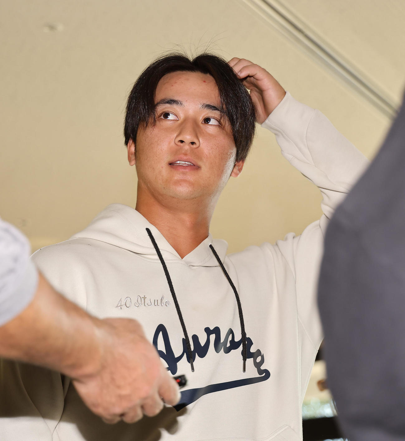 契約更改を終えた井坪は記者の取材を受ける（撮影・上田博志）