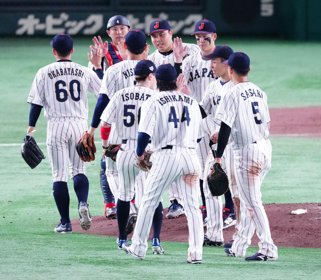 日本対韓国　勝利のタッチを交わす日本の選手たち（撮影・江口和貴）
