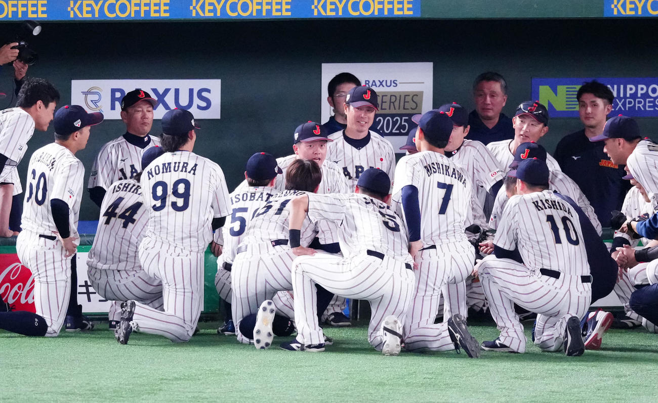 日本対韓国　試合前の円陣で声出しする牧（中央）（撮影・江口和貴）