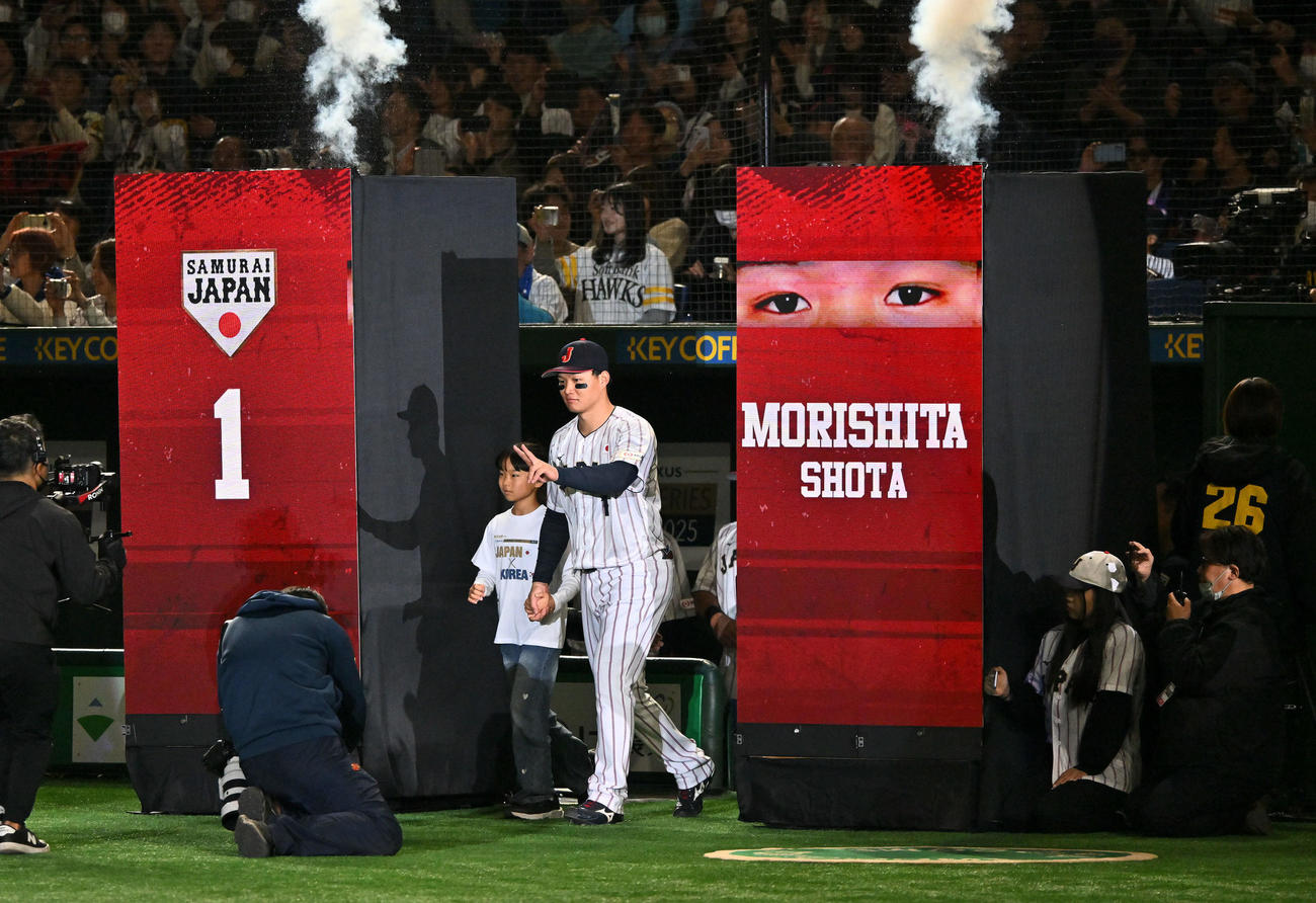 日本対韓国　試合前に紹介され入場する森下（撮影・滝沢徹郎）