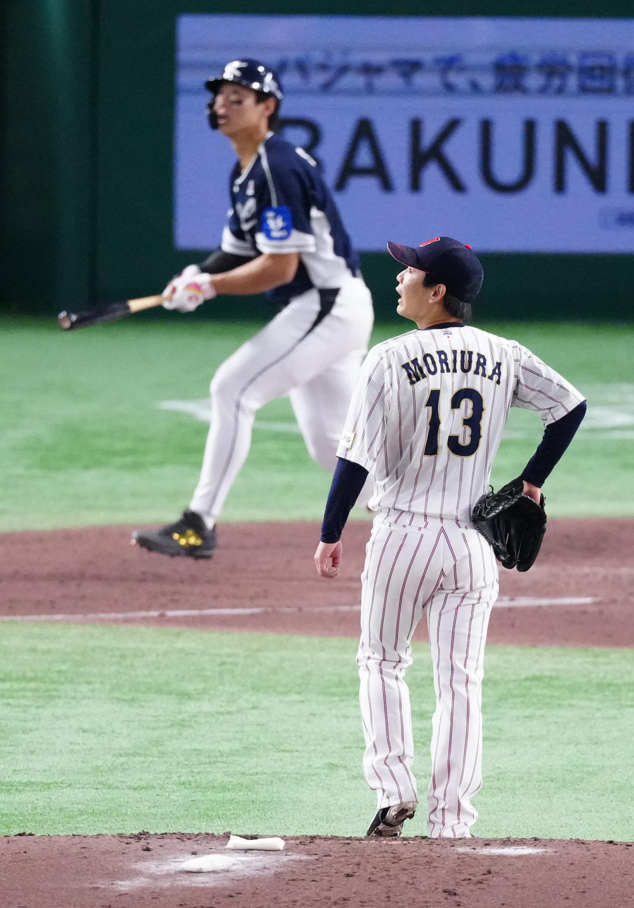 日本対韓国　4回表韓国無死、宋成文（後方）にソロ本塁打を浴びる森浦（撮影・江口和貴）