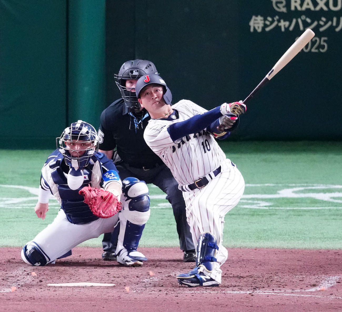 日本対韓国　5回裏日本無死一、二塁、3点本塁打を放つ代打岸田（撮影・江口和貴）
