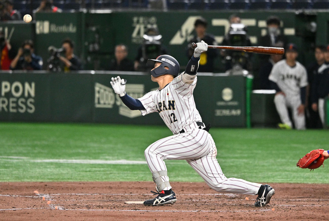日本対韓国　5回裏日本無死満塁、坂本は投手適時内野安打を放つ（撮影・滝沢徹郎）