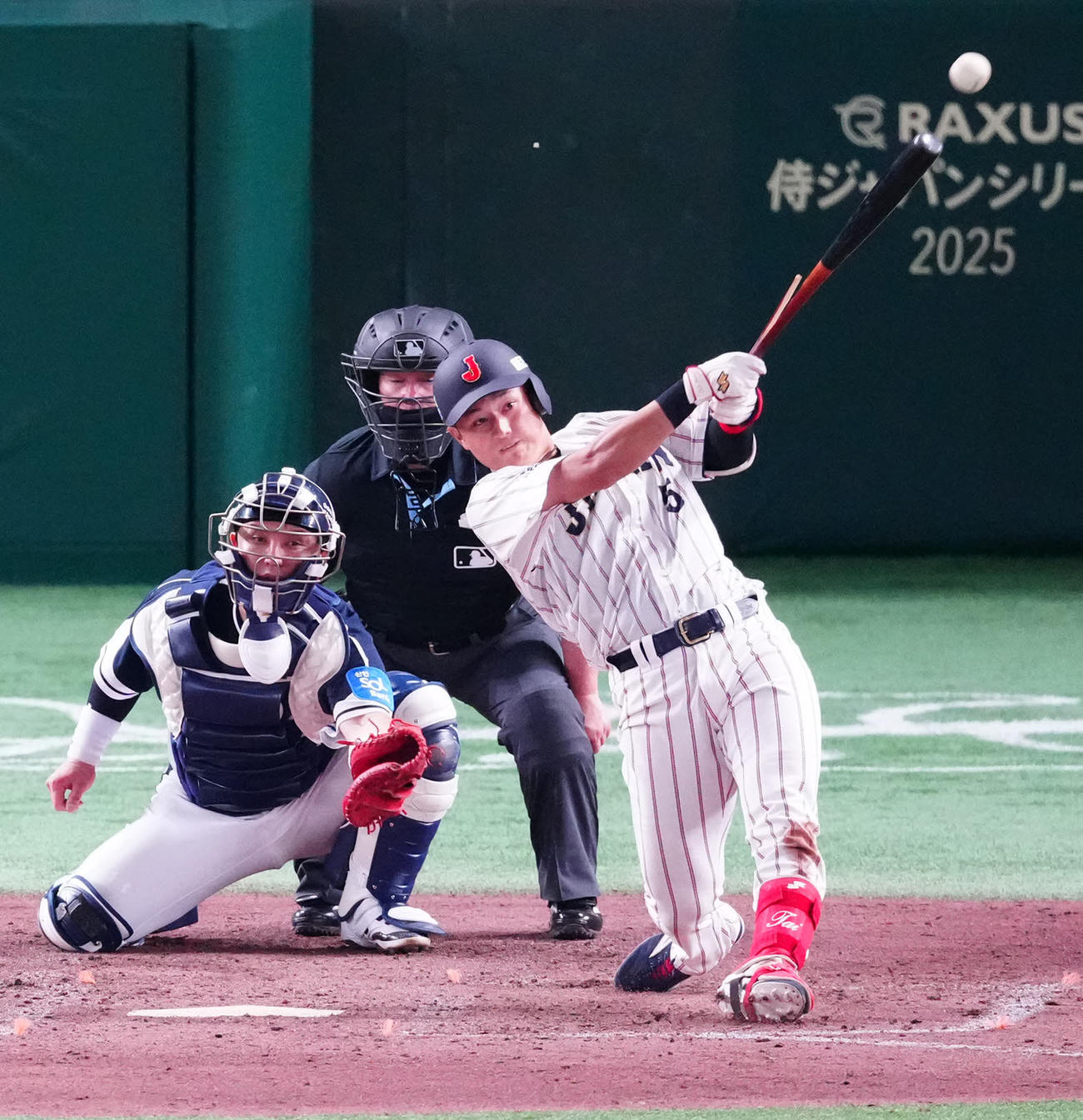 日本対韓国　5回裏日本無死満塁、適時打を放つ佐々木（撮影・江口和貴）