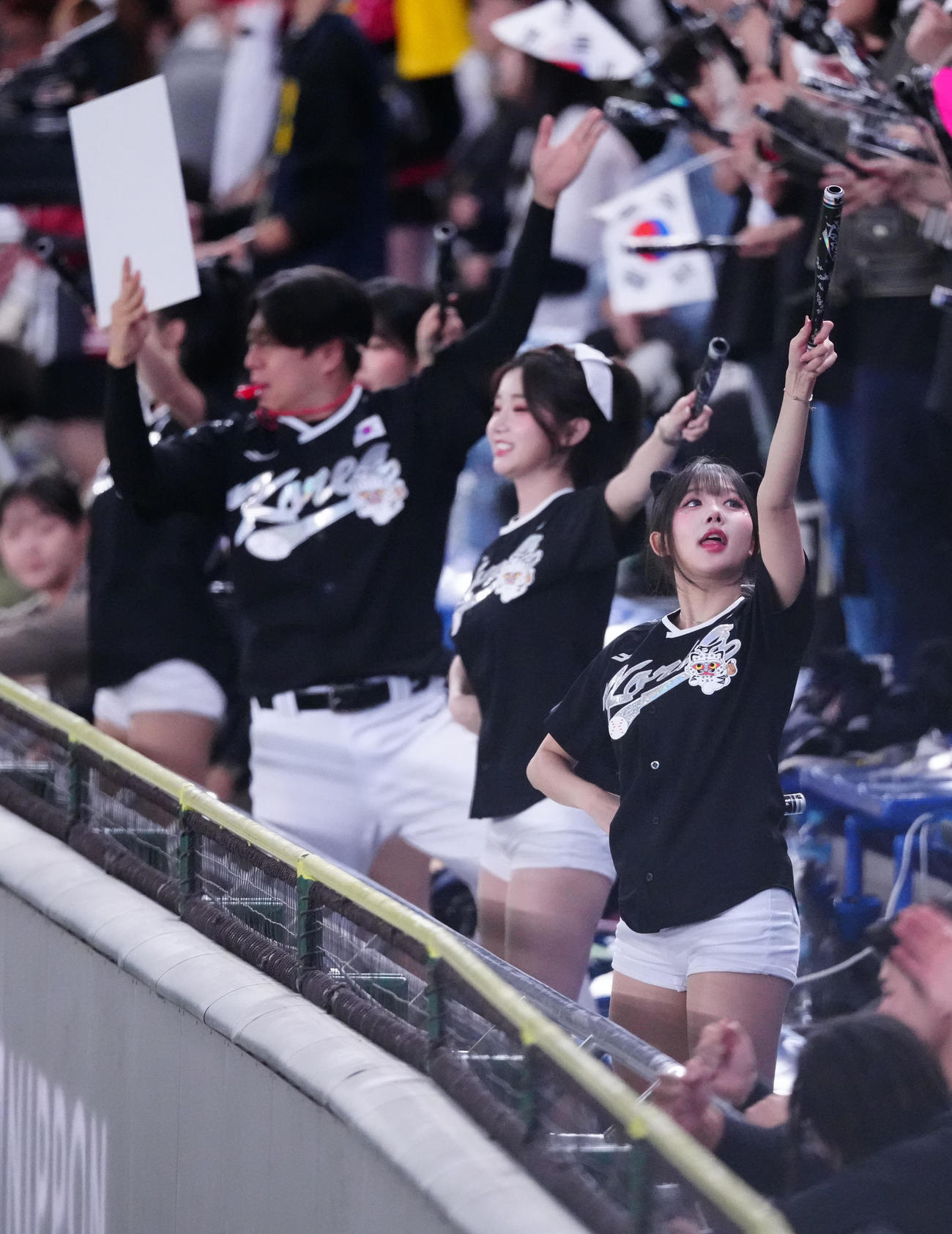 日本対韓国　応援する韓国のチアリーダー（撮影・江口和貴）