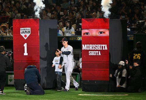 日本対韓国　試合前に紹介され入場する森下（撮影・滝沢徹郎）
