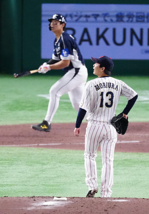 日本対韓国　4回表韓国無死、宋成文（後方）にソロ本塁打を浴びる森浦（撮影・江口和貴）