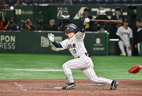 日本対韓国　5回裏日本無死満塁、坂本は投手適時内野安打を放つ（撮影・滝沢徹郎）