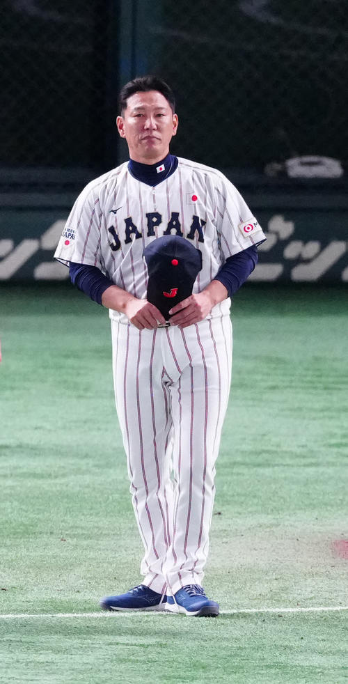 日本対韓国　試合後、あいさつする井端監督（撮影・江口和貴）