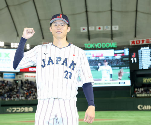 日本対韓国　韓国に勝利し、ガッツポーズで写真に納まる曽谷（撮影・河田真司）