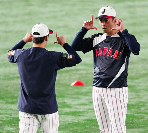 日本対韓国　試合前練習中、ポーズを決める松山（右）（撮影・江口和貴）