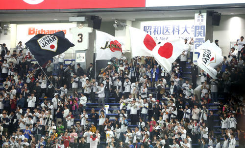 日本対韓国　試合前、声援を送る日本の観客（撮影・河田真司）