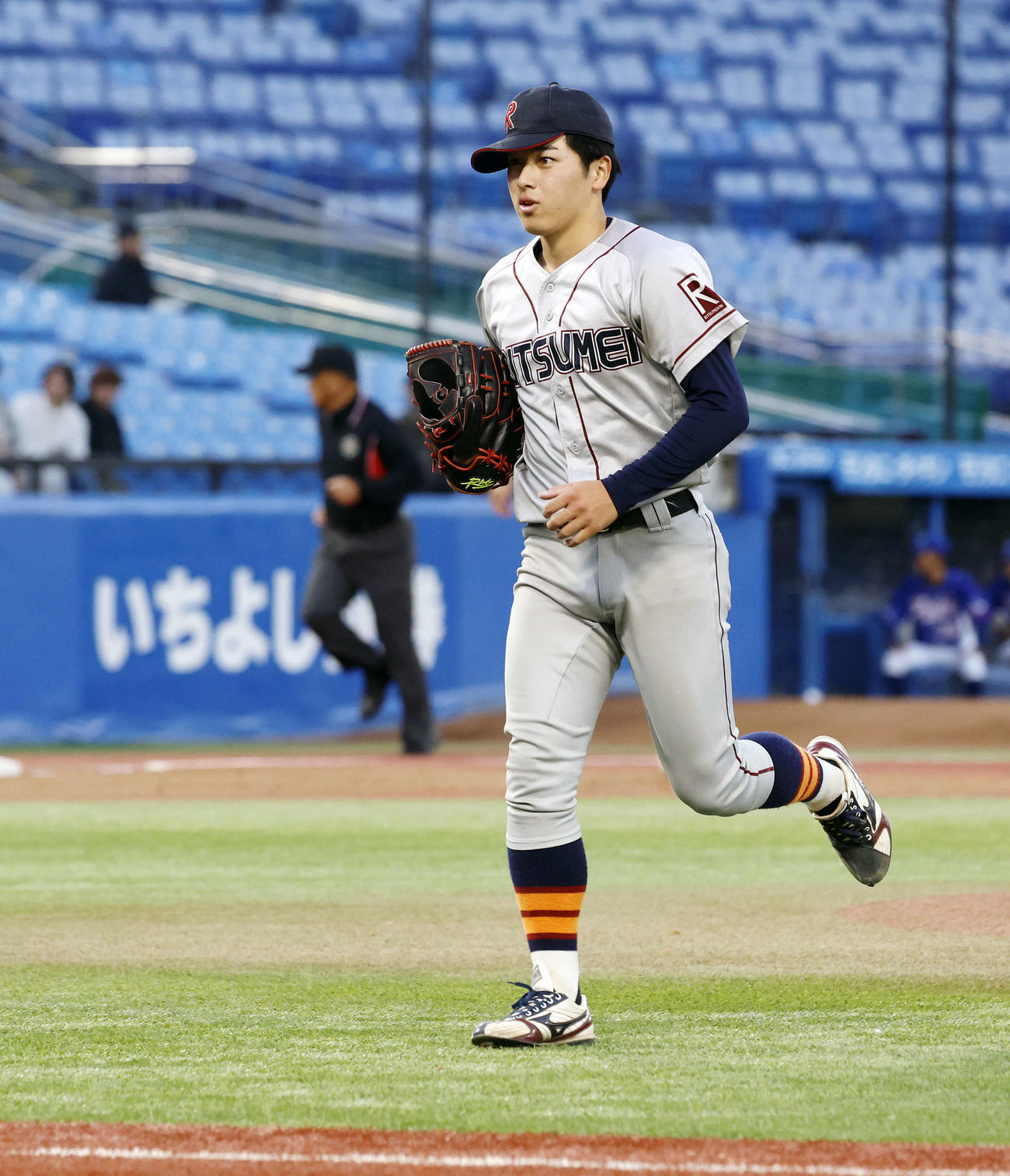 立命大対東農大北海道オホーツク　8回裏も3者連続三振で抑えベンチに戻る立命大・有馬（撮影・山本朝陽）