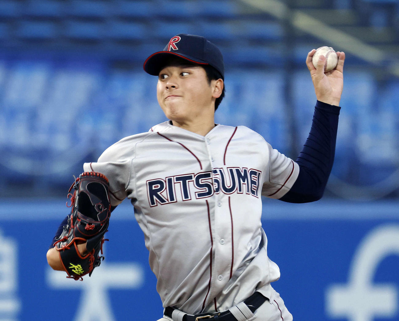 立命大対東農大北海道オホーツク　力投する立命大・有馬（撮影・山本朝陽）