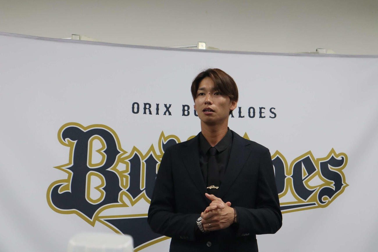 結婚を報告するオリックス石川（撮影・村松万里子）