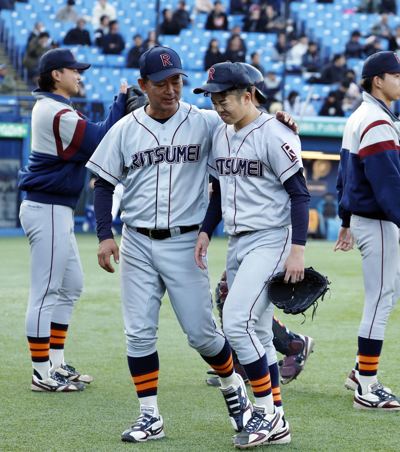 立命大対東農大北海道オホーツク　立命大・遠藤（右）は5回裏を抑え田中コーチに迎えられる（撮影・山本朝陽）