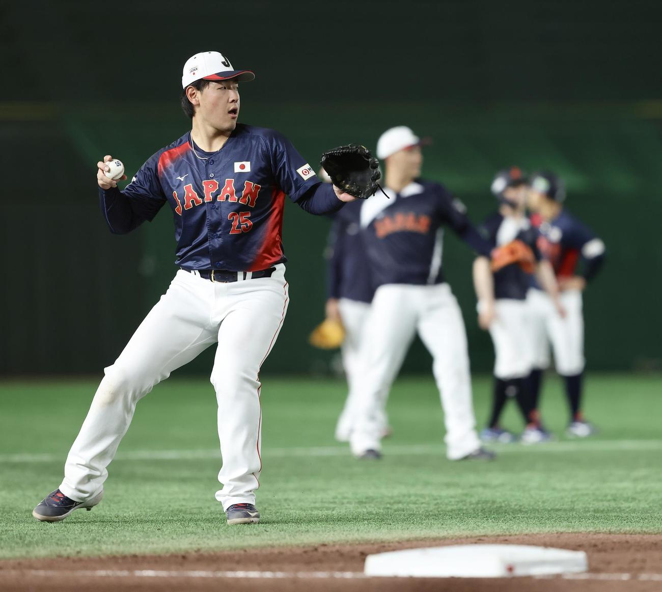 前日練習に臨む岡本（撮影・河田真司）