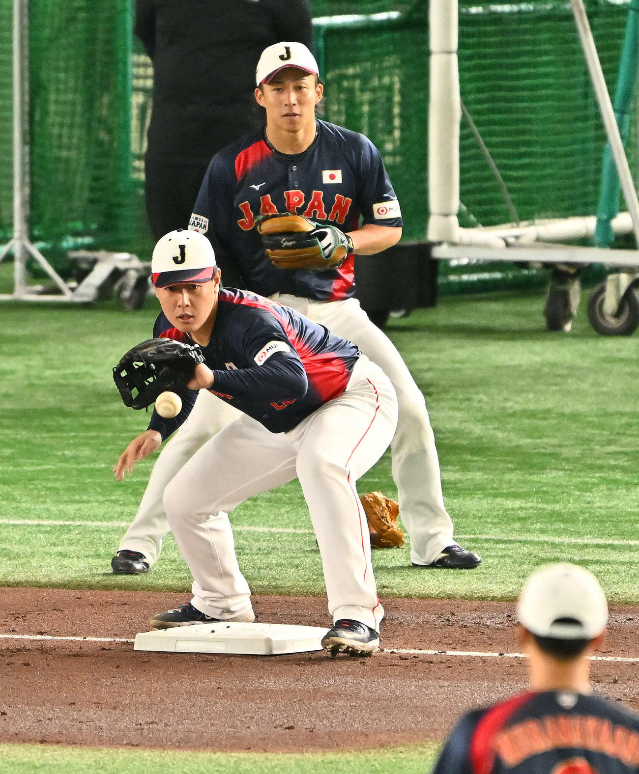 シートノックを受ける三塁手岡本（中央）（撮影・滝沢徹郎）