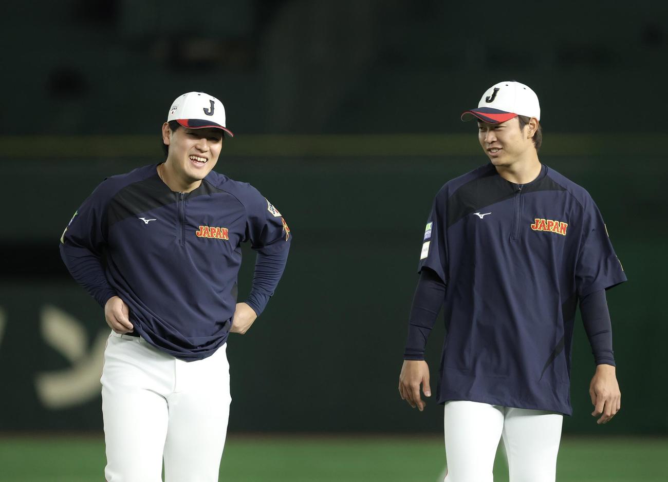 前日練習で言葉を交わす岡本（左）と高橋宏（撮影・河田真司）