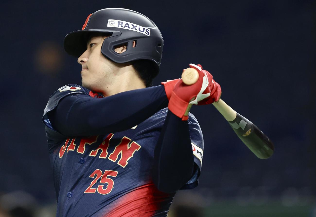 素振りする岡本（撮影・河田真司）