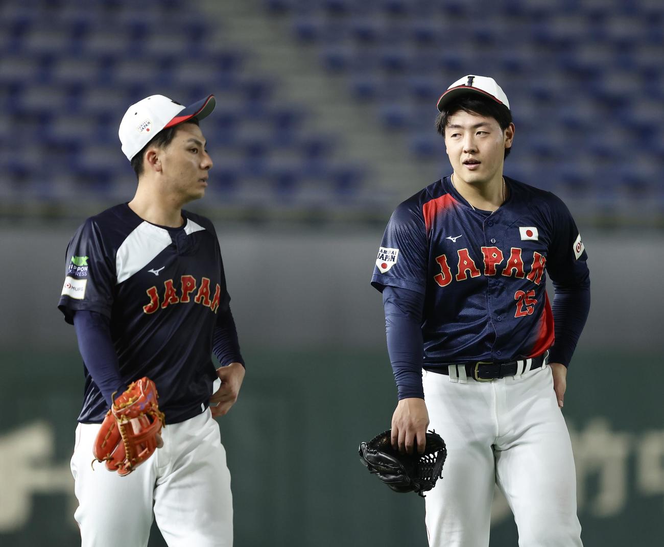 前日練習で言葉を交わす村林（左）と岡本（撮影・河田真司）