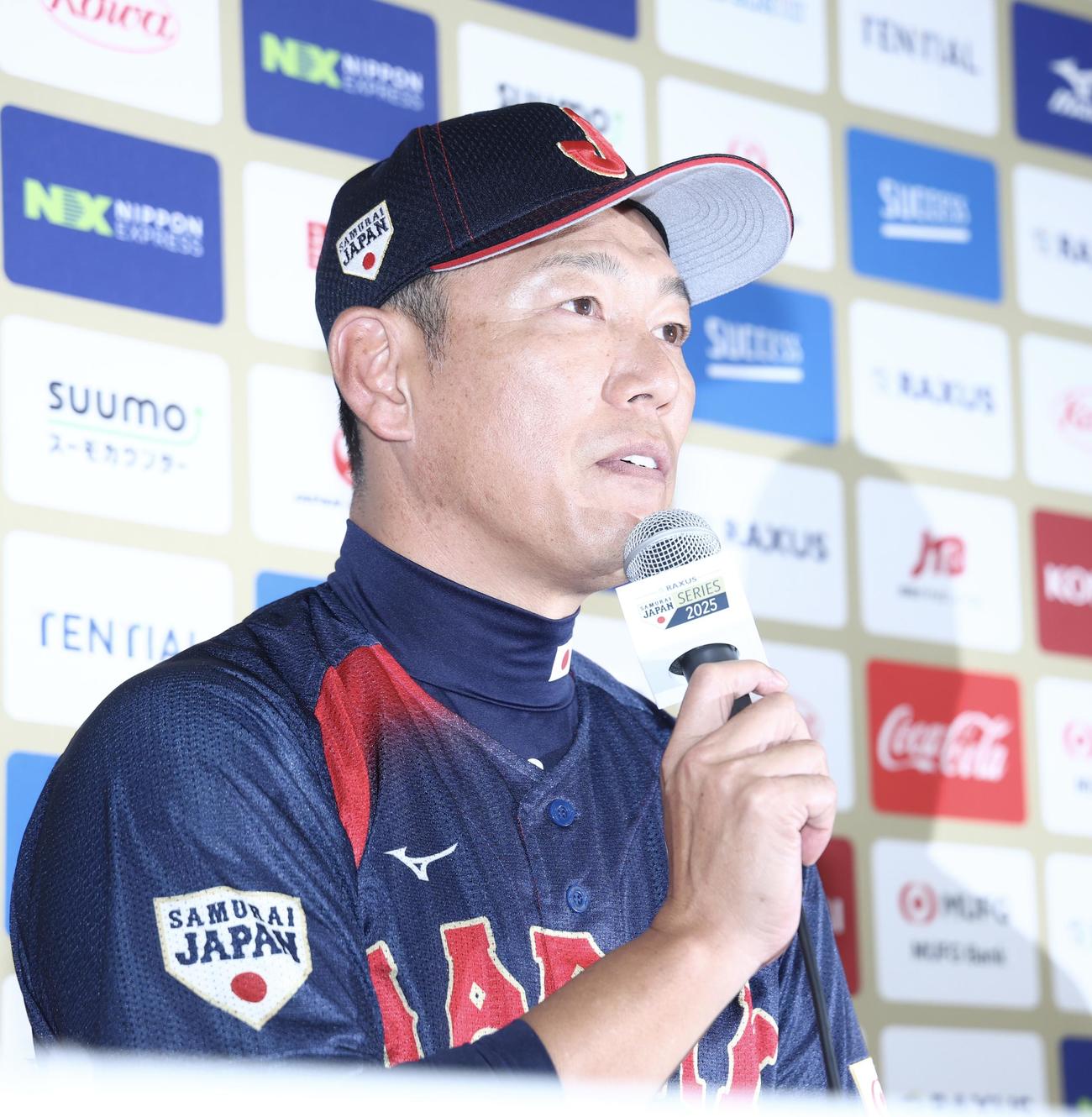 前日会見に臨む井端監督（撮影・河田真司）
