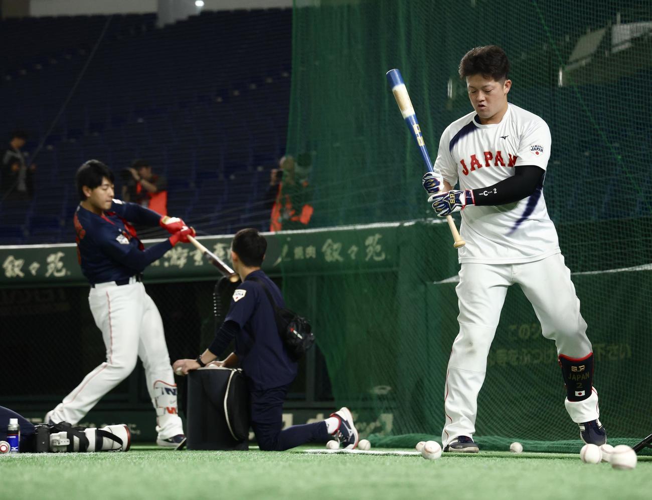 前日練習に臨む牧（右）と岡本（撮影・河田真司）