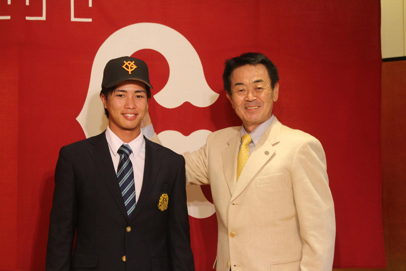 仮契約を行った山城（左）と水野編成本部長