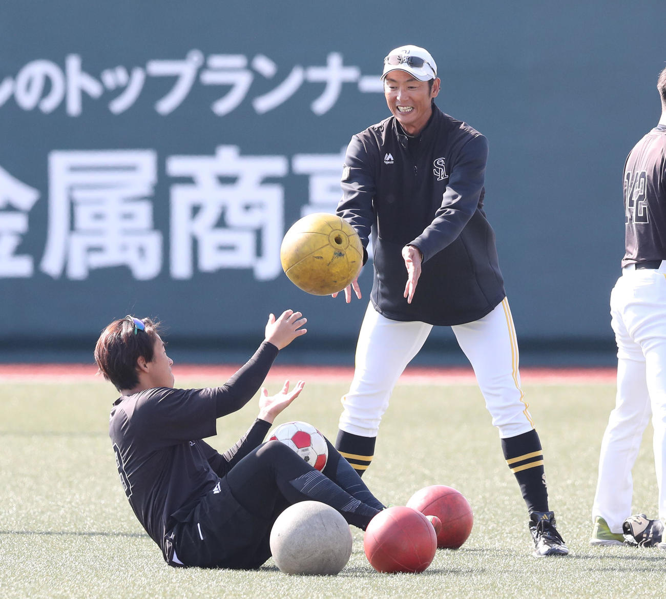 岩崎峻典のトレーニングを手伝うソフトバンク斉藤新2軍監督（撮影・梅根麻紀）
