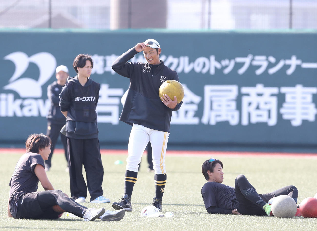 岩崎峻典のトレーニングを手伝うソフトバンク斉藤新2軍監督（撮影・梅根麻紀）