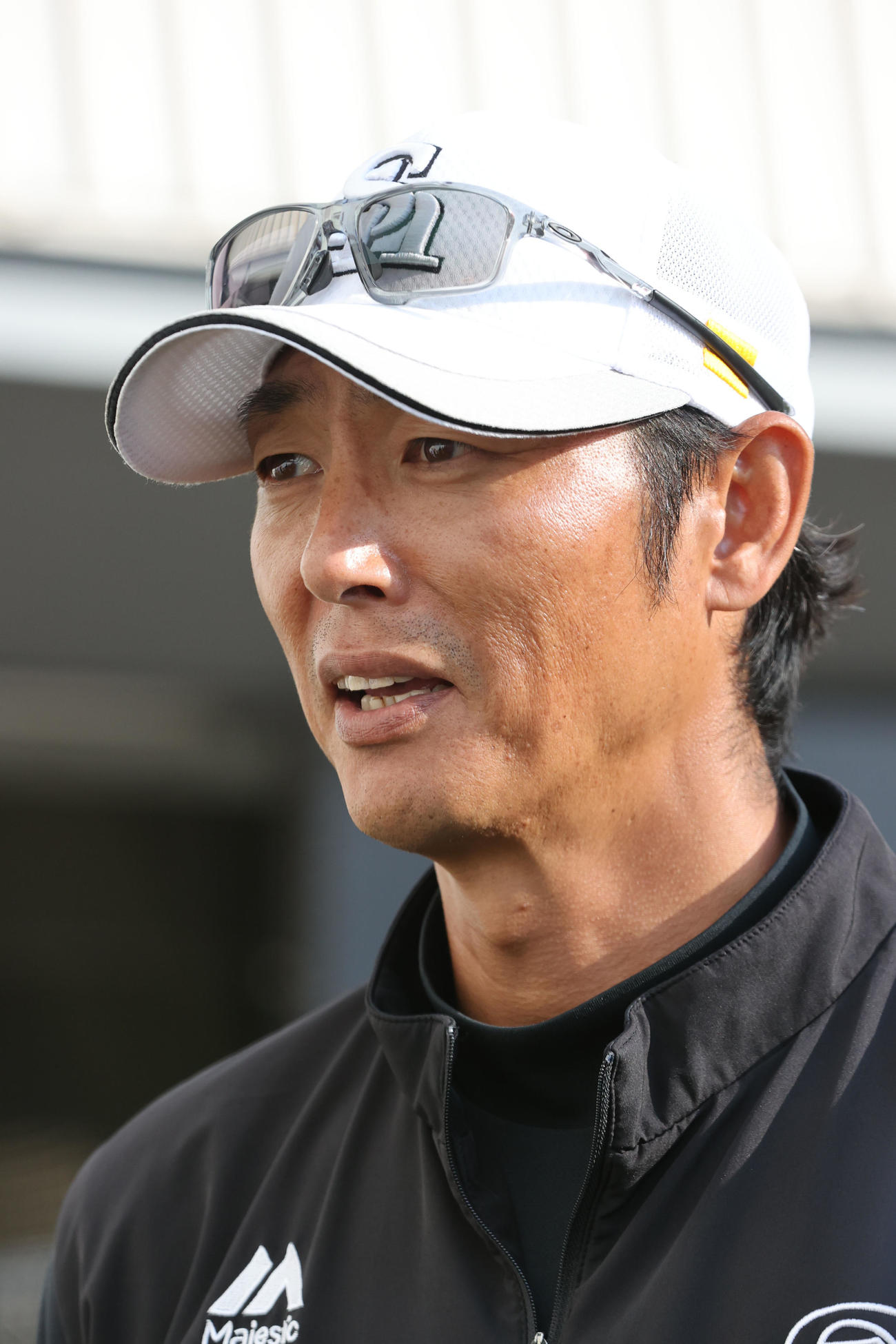 報道陣に話をするソフトバンク斉藤新2軍監督（撮影・梅根麻紀）