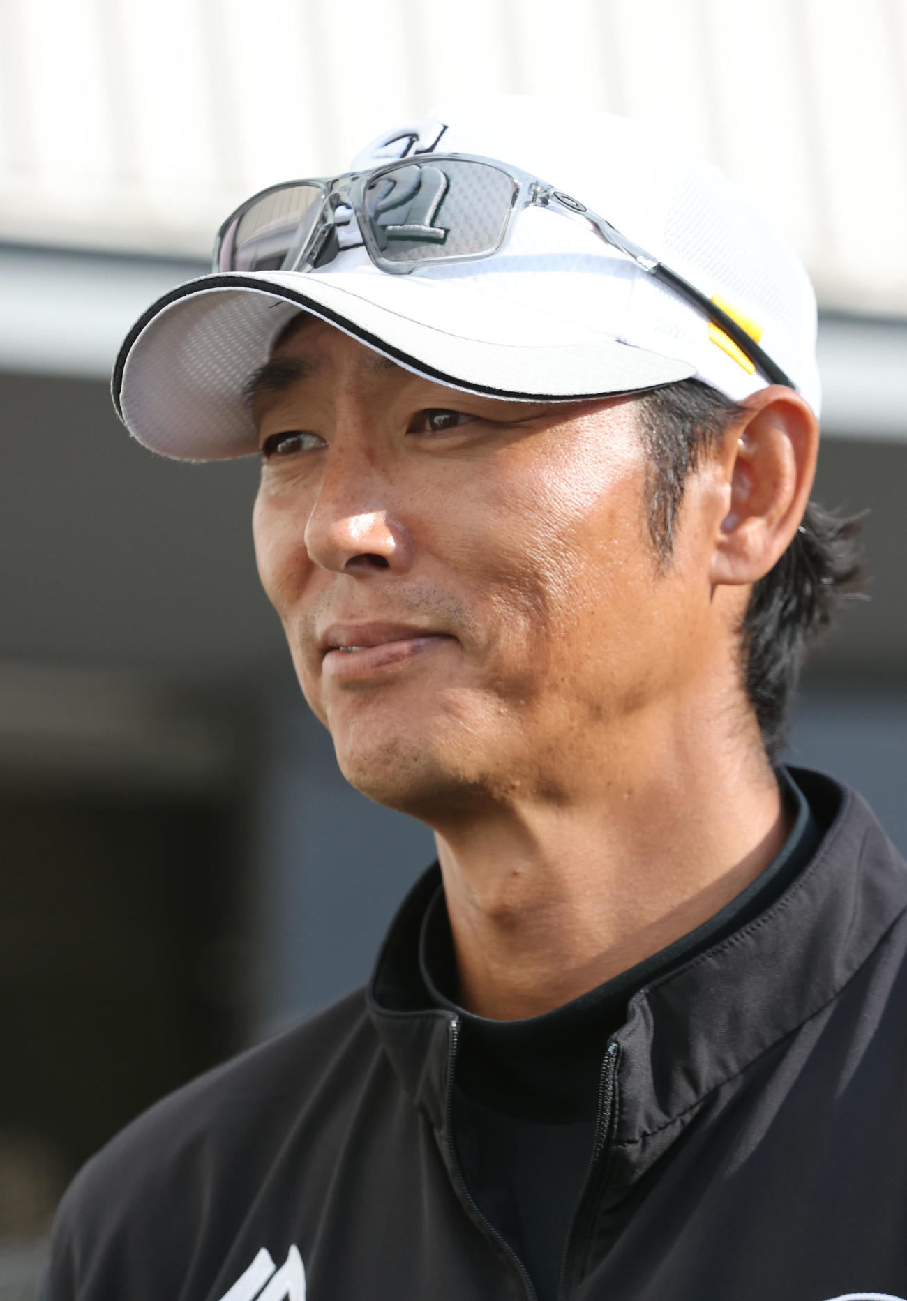 報道陣に話をするソフトバンク斉藤新2軍監督（撮影・梅根麻紀）