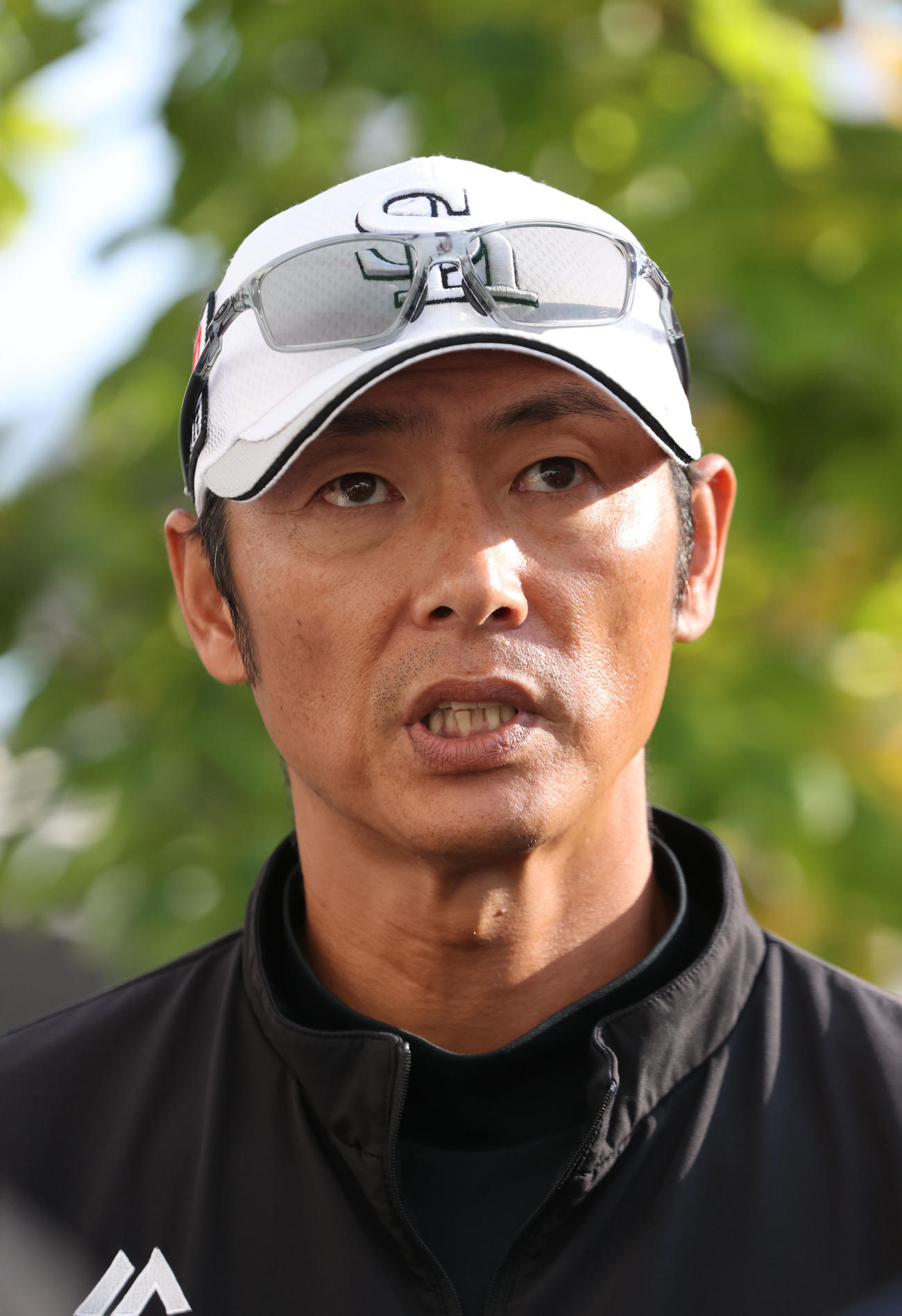 報道陣に話をするソフトバンク斉藤新2軍監督（撮影・梅根麻紀）