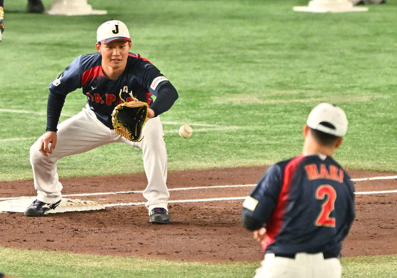 シートノックで一塁でボールを受ける森下。手前は牧（撮影・滝沢徹郎）