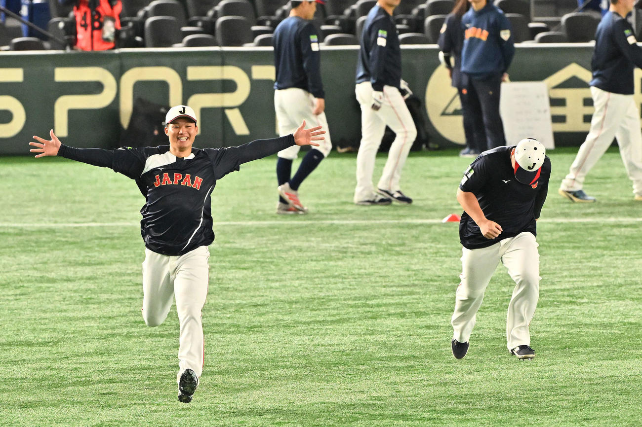 牧（右）との競走で勝った森下はバンザイで喜ぶ（撮影・滝沢徹郎）