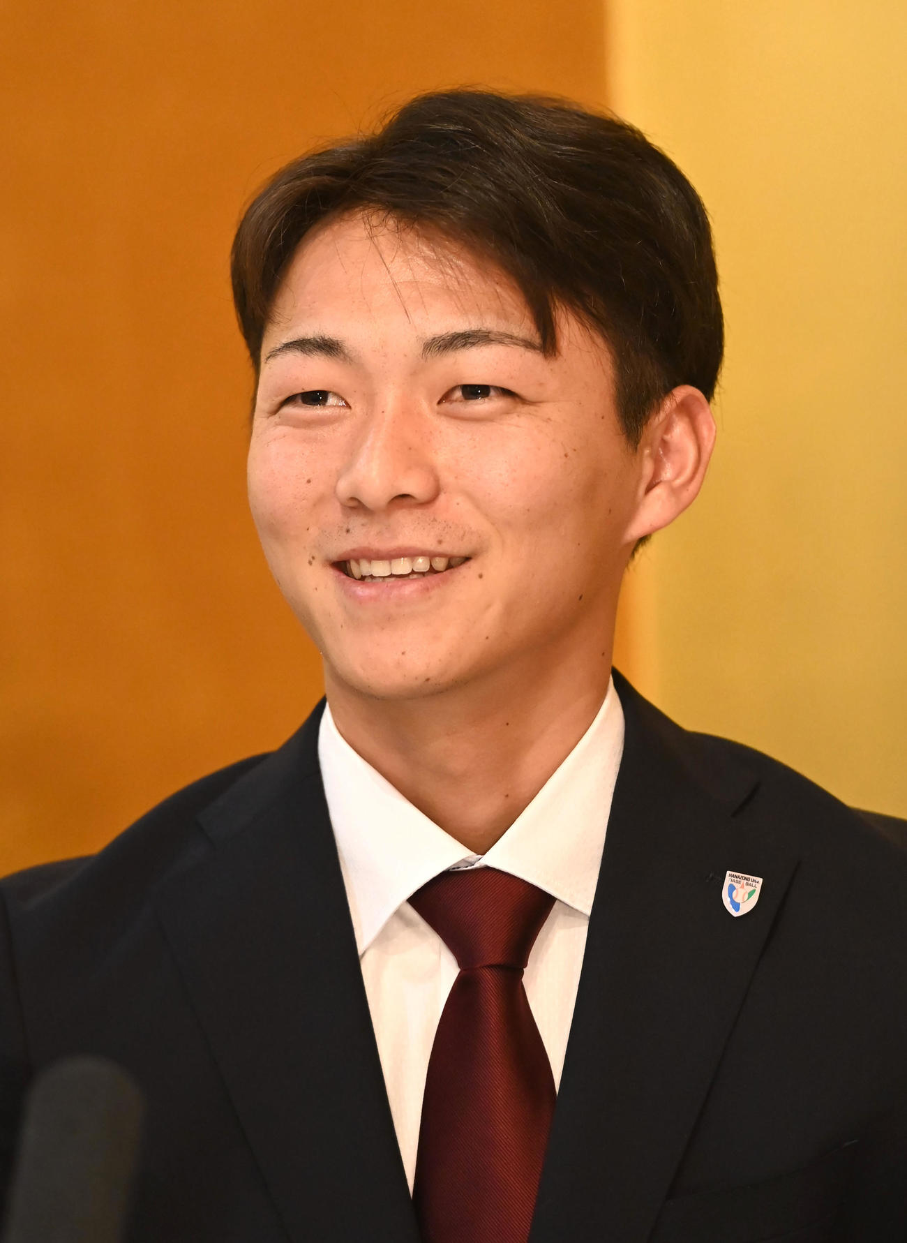 契約合意を終え報道陣の質問に答える花園大の藤原（撮影・石井愛子）