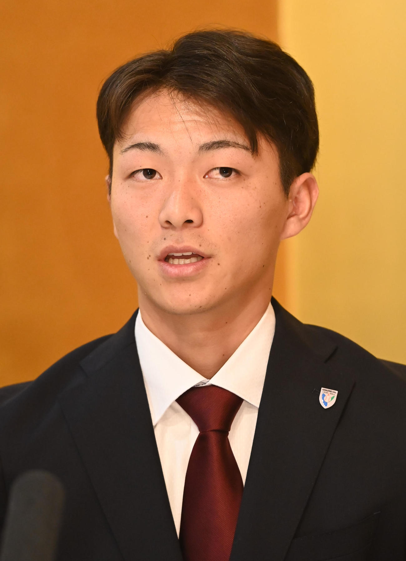 契約合意を終え報道陣の質問に答える花園大の藤原（撮影・石井愛子）