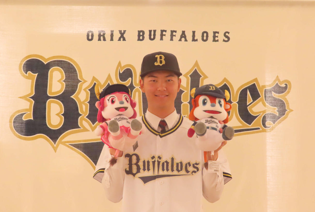 オリックスと仮契約を結んだドラフト3位の健大高崎・佐藤（撮影・山本佳央）