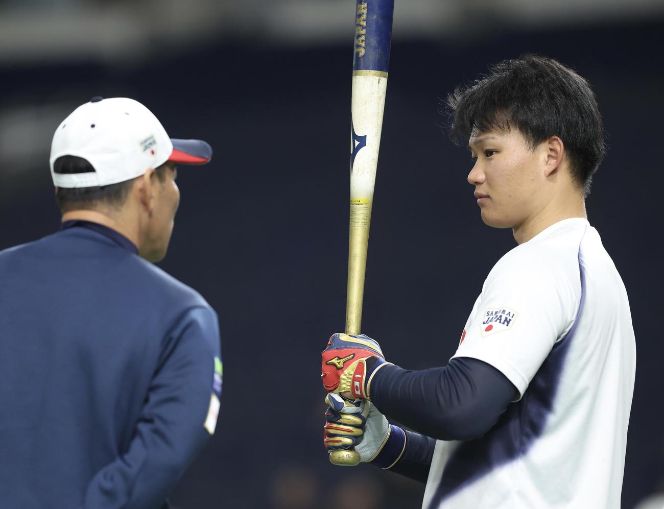 前日練習で井端監督（左）と言葉を交わす森下（撮影・河田真司）