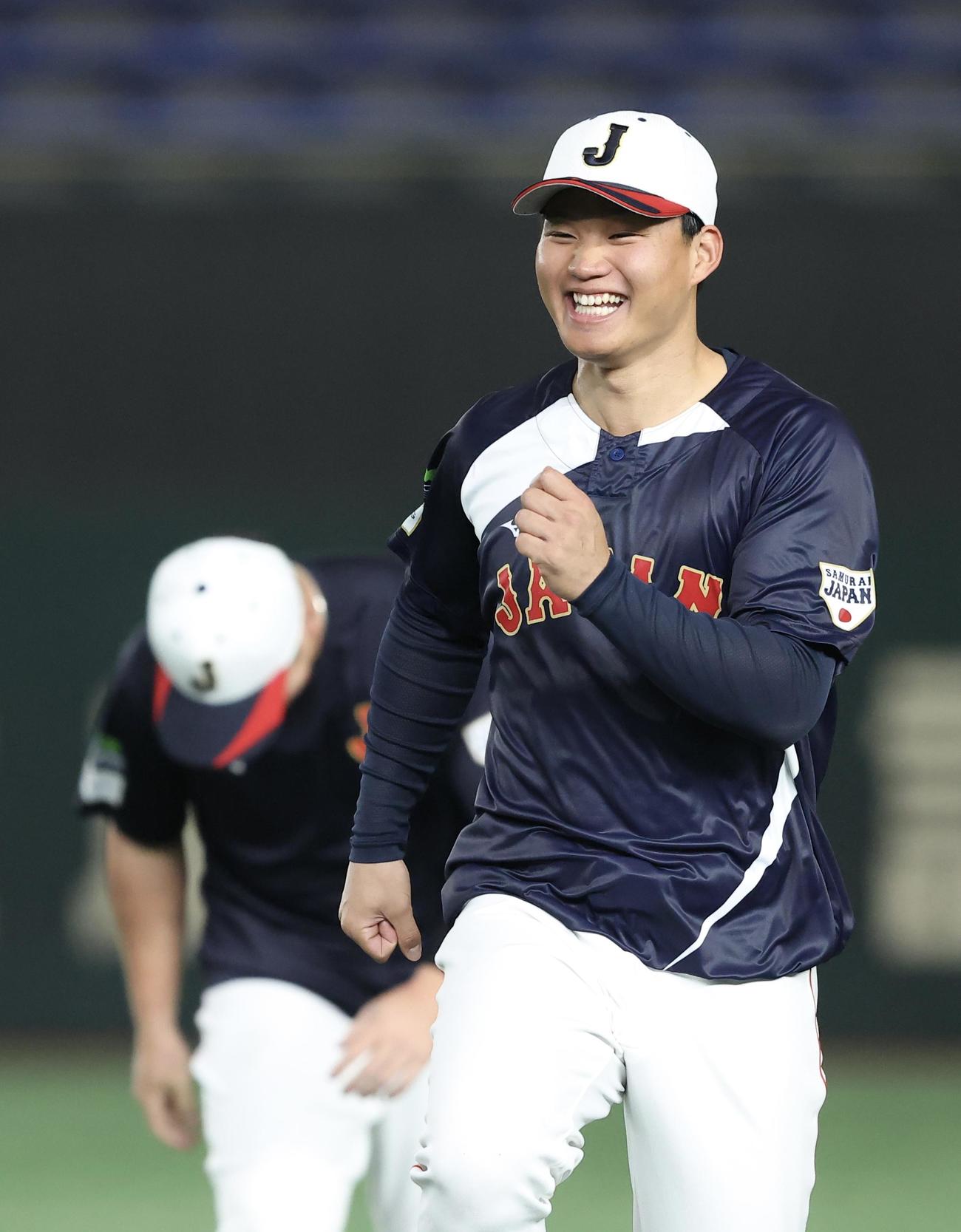 笑顔でウオーミングアップする森下（撮影・河田真司）