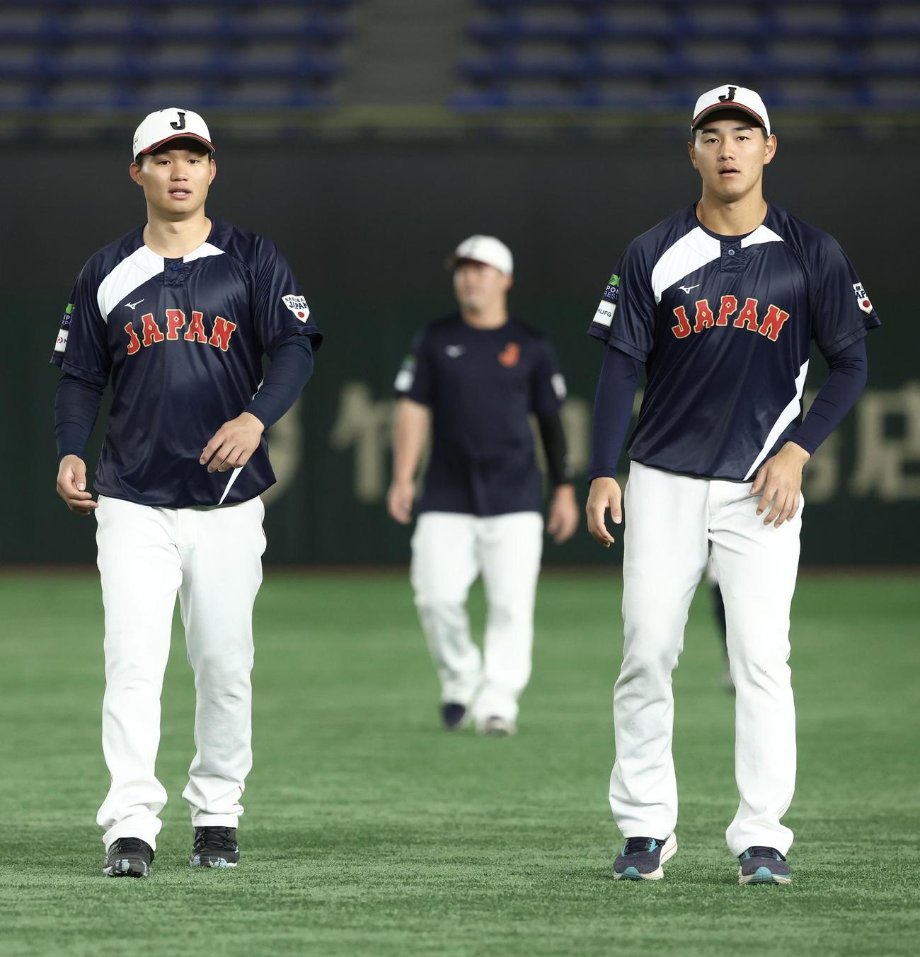 ウオーミングアップする森下（左）と西川（撮影・河田真司）