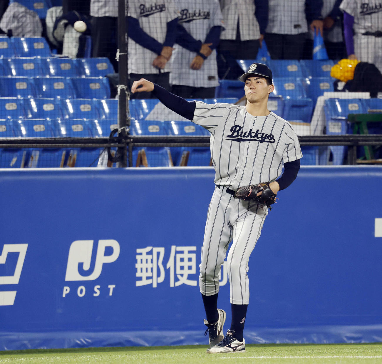 日本文理大対佛教大　試合後、キャッチボールでクールダウンを行う佛教大・赤木（撮影・山本朝陽）